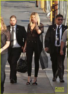 Khloé Kardashian feet photo thumbnail