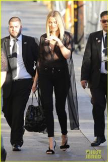 Khloé Kardashian feet photo thumbnail