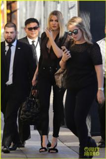 Khloé Kardashian feet photo thumbnail