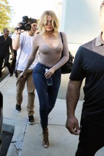 Khloé Kardashian feet photo thumbnail