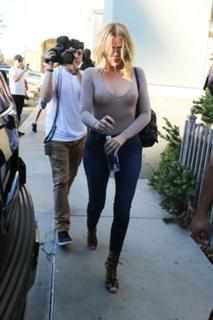 Khloé Kardashian feet photo thumbnail
