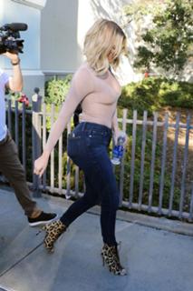 Khloé Kardashian feet photo thumbnail
