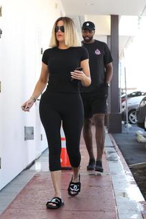 Khloé Kardashian feet photo thumbnail
