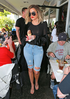 Khloé Kardashian feet photo thumbnail