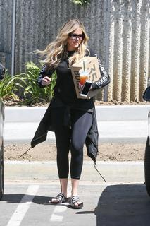 Khloé Kardashian feet photo thumbnail
