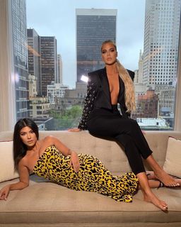 Khloé Kardashian feet photo thumbnail