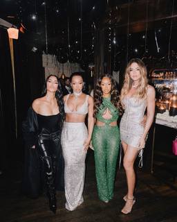 Khloé Kardashian feet photo thumbnail