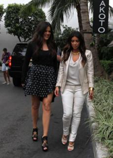 Khloé Kardashian feet photo thumbnail