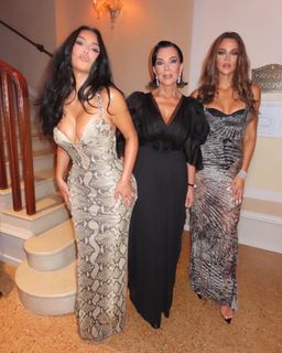 Khloé Kardashian feet photo thumbnail