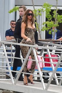 Khloé Kardashian feet photo thumbnail