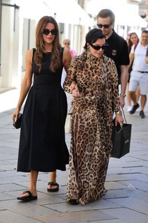 Khloé Kardashian feet photo thumbnail