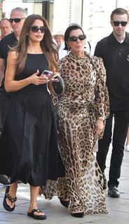 Khloé Kardashian feet photo thumbnail