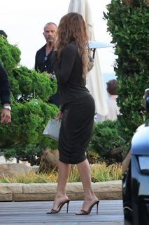 Khloé Kardashian feet photo thumbnail