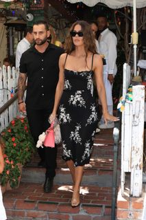 Khloé Kardashian feet photo thumbnail