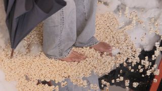 Khloé Kardashian feet photo thumbnail