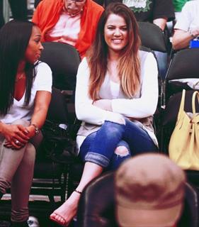 Khloé Kardashian feet photo thumbnail