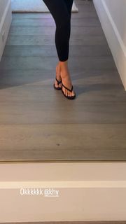 Khloé Kardashian feet photo 10