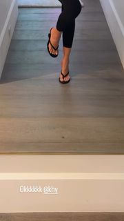 Khloé Kardashian feet photo 9