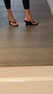 Khloé Kardashian feet photo 8