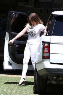 Khloé Kardashian feet photo thumbnail