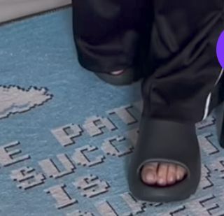 Khotan Shams feet photo 1