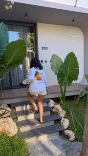 Khotan Shams feet photo 2