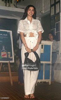 Khushi Kapoor feet photo 18