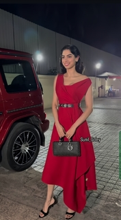 Khushi Kapoor feet photo 16