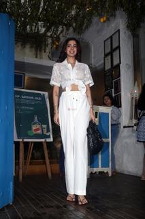 Khushi Kapoor feet photo 11