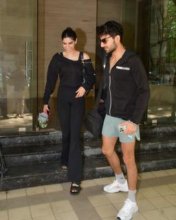Khushi Kapoor feet photo 3