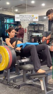 Khushi Kapoor feet photo 11