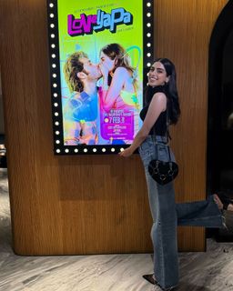 Khushi Kapoor feet photo 18