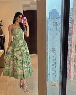 Khushi Kapoor feet photo 3