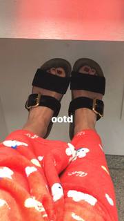 Kiernan Shipka feet photo thumbnail