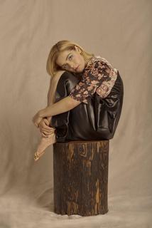 Kiernan Shipka feet photo thumbnail