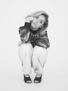 Kiernan Shipka feet photo thumbnail
