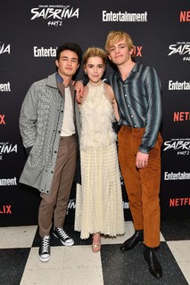 Kiernan Shipka feet photo thumbnail