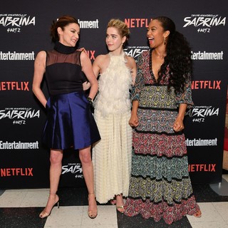 Kiernan Shipka feet photo thumbnail