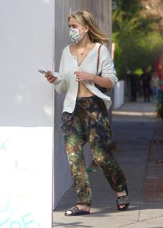 Kiernan Shipka feet photo thumbnail