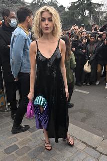 Kiernan Shipka feet photo thumbnail