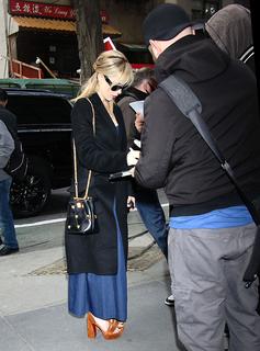 Kiernan Shipka feet photo thumbnail