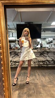 Kiernan Shipka feet photo thumbnail