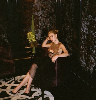 Kiernan Shipka feet photo thumbnail