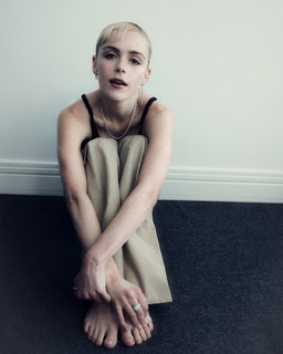 Kiernan Shipka feet photo thumbnail