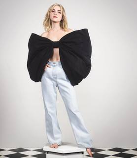 Kiernan Shipka feet photo thumbnail