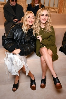 Kiernan Shipka feet photo thumbnail