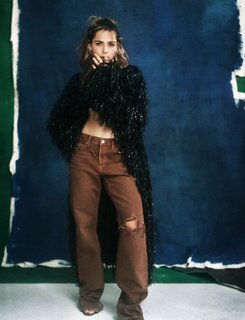 Kiernan Shipka feet photo thumbnail