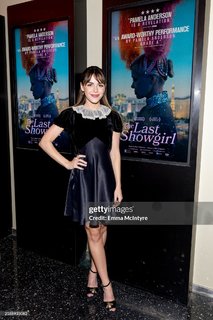 Kiernan Shipka feet photo thumbnail