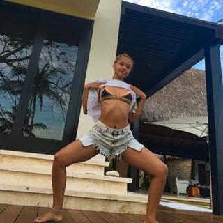 Kiersey Clemons feet photo thumbnail