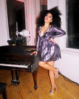 Kiersey Clemons feet photo thumbnail